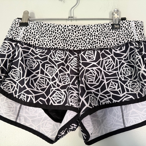 Lululemon Speed Mid Rise Shorts - Posey Black & White Mosaic - Picture 2 of 4